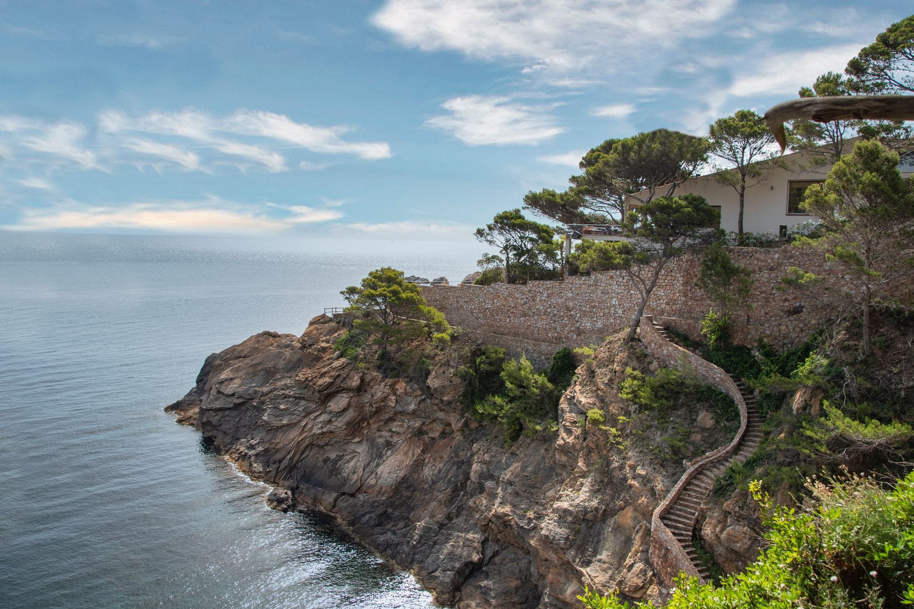 Stone, light and silence: a house on the Ligurian cliffs
