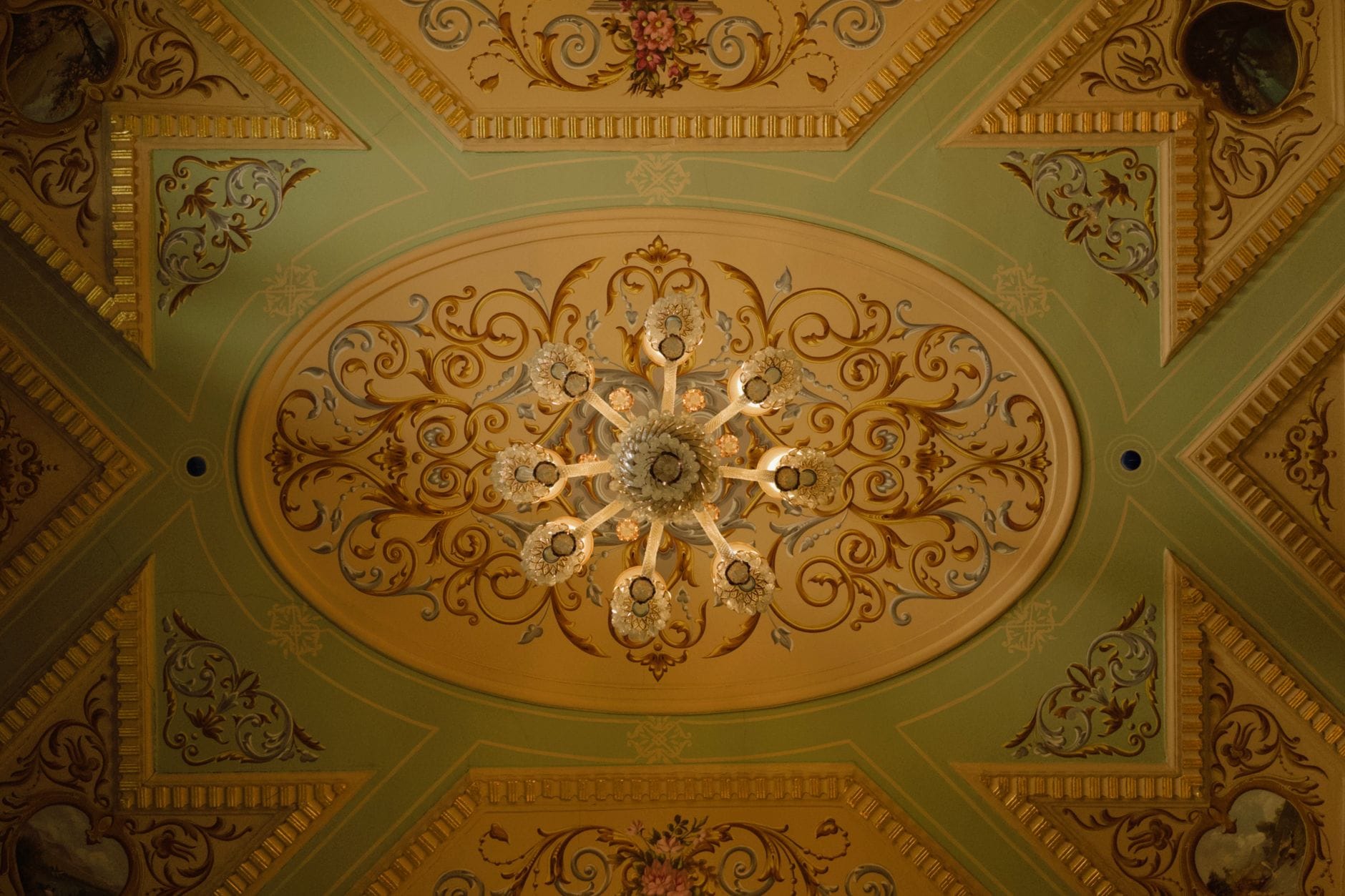 Intricate decorative ceiling with a central chandelier in Kocaeli, Türkiye.